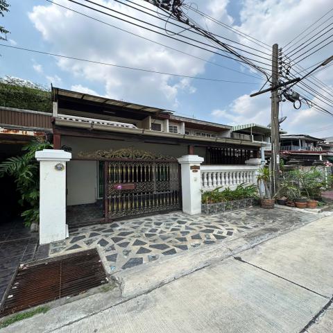 ขายทาวน์โฮม 2 ชั้น ลาดพร้าว 67/2  ทาวน์โฮมทำเลทอง ใกล้ถนนใหญ่ เดินทางสะดวก ใกล้รถไฟฟ้า